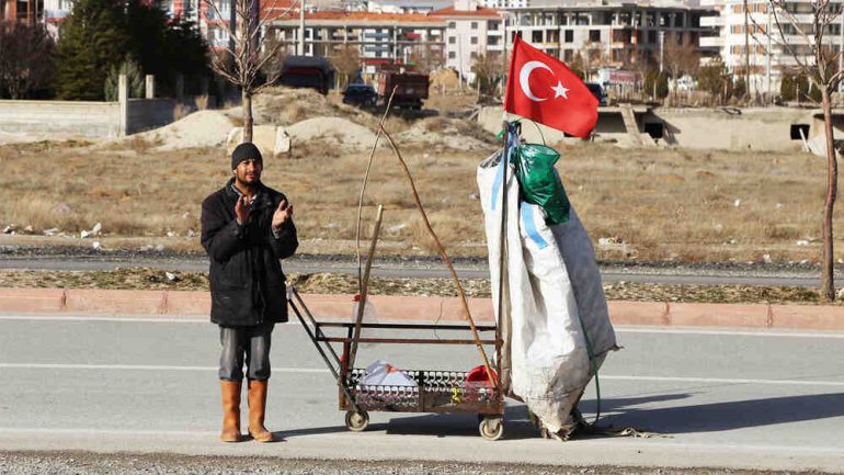 Kağıt toplayıcısının desteğini görenler duygulandı