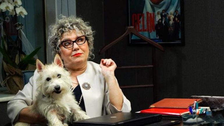 Menajerimi Ara’nın Peride’si Ayşenil Şamlıoğlu’nun dekolteli pozu çok konuşuldu