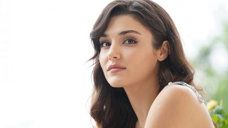 Hande Erçel dekoltesi ile sosyal medyayı salladı