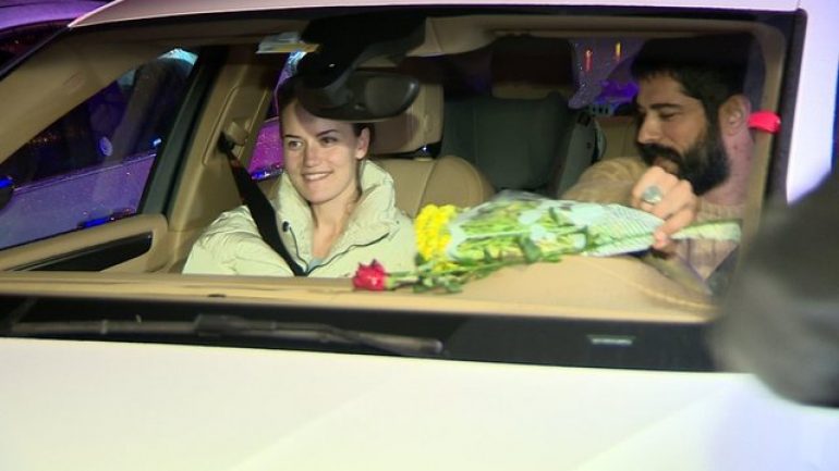 Burak Özçivit’ten eşi Fahriye Evcen’e gül jesti