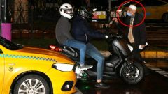 Çılgın Bediş’in kapıcısı, trafikte kitap satarken görüntülendi