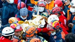 Depremzedelerin üzerine örtülen sarı renkli örtünün işlevini uzman isim anlattı