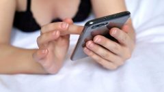 Kocasını aldatıp çıplak fotoğraflarını yollamış! Evli kadına mahkeme acımadı