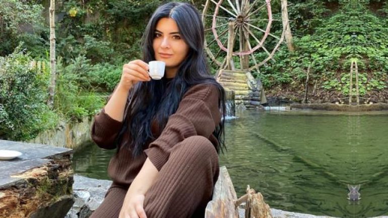 Hanife Gürdal, verdiği pozla alay konusu oldu