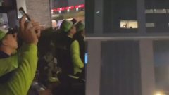 Pencere önünde yüzlerce kişiye aldırış etmeden cinsel ilişkiye girdiler!