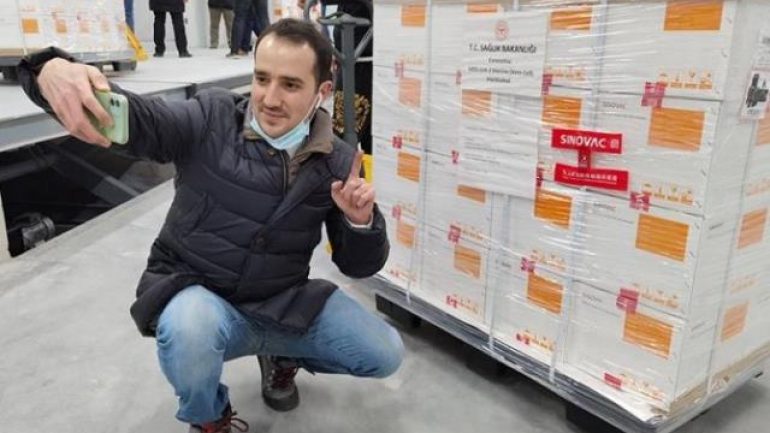 TRT muhabiri yılın haberini patlattı! Çin aşılarının önünde poz verince o detay dikkat çekti