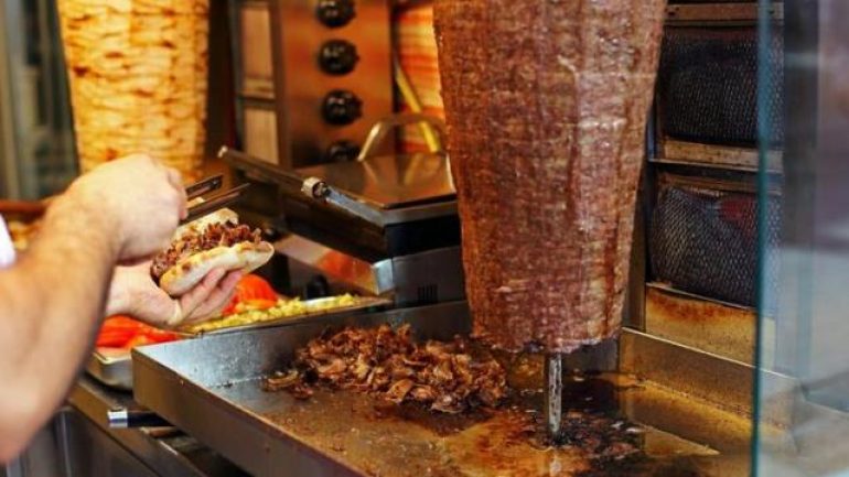 İsmiyle büyük tepki çeken dönerci, açılışından bir gün sonra kapatıldı