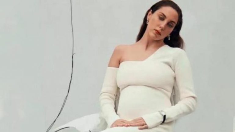 Ünlü oyuncu Öykü Karayel’in karnı burnunda pozu