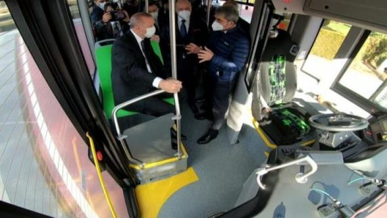 İlk elektrikli sürücüsüz otobüsü… Cumhurbaşkanı Erdoğan Külliye’nin bahçesinde test etti