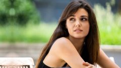 Hande Erçel’in mini etekli pozları sosyal medyayı salladı