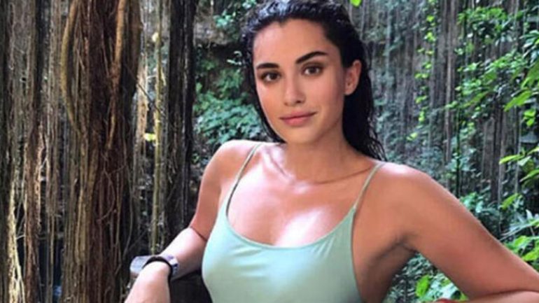 Detoks kampına giren ünlü oyuncu, bornozuyla sere serpe poz verdi