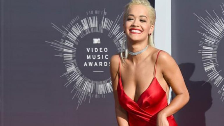 Karantina kurallarını ihlal eden Rita Ora jüriden kovuldu