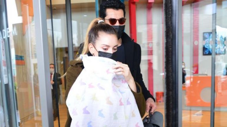 Sinem Kobal, ilk kez bebeğinin yüzünü gösterdi