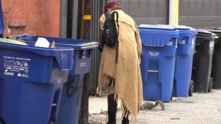 Loni Willison, çöpten aldığı pizzayı yerken görüntülendi