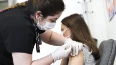 Koronavirüs aşı uygulamasında yaş sınırı 25’e indi