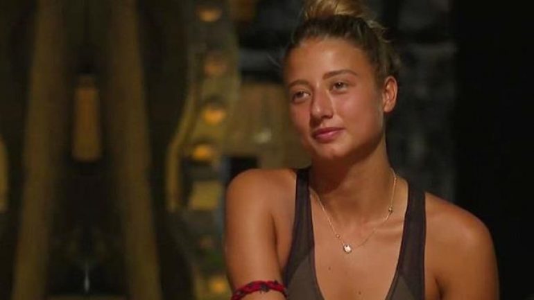 Survivor Aleyna tanga bikinisiyle havuzda şov yaptı