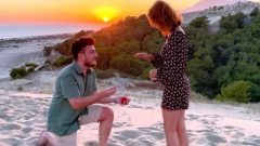 Evlilik teklifi edeceği esnada olay yerinden geçen tanıdıkları tüm planını bozdu