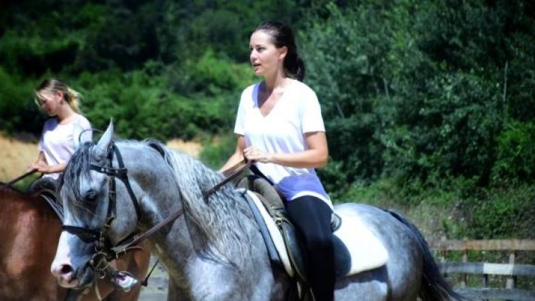 Fahriye Evcen’in Alp Arslan dizisinin eğitimlerinden ilk kareler geldi