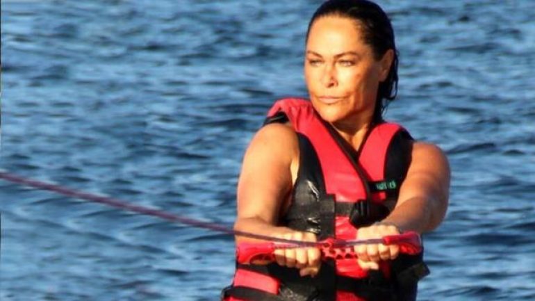 Hülya Avşar denizde şov yaptı