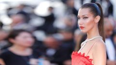 Ünlü model Bella Hadid sütyensiz sokağa çıktı!