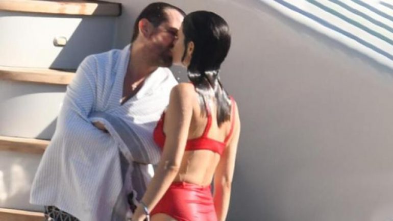 Denizde aşka geldiler! Beren Saat ve Kenan Doğulu öpüşürken görüntülendi