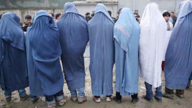 İngiliz askerleri, Taliban’dan burka giyerek kaçmışlar