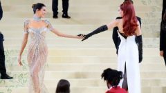 Kendall Jenner transparan elbisesiyle göz kamaştırdı