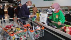 Market alışverişi yapan Cumhurbaşkanı Erdoğan iki arabayı kaç paraya doldurdu?