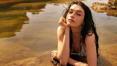 Hazar Ergüçlü’nün yeni dizisindeki sevişme sahnesi olay yarattı