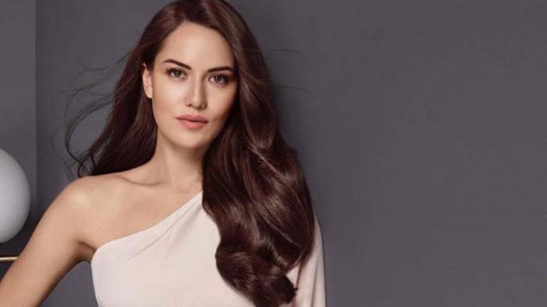 Fahriye Evcen’den hayranlarını büyüleyen pozlar! Adeta göz kamaştırdı