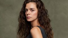 Özge Özpirinçci’den karnı burnunda poz! Yeni imajı olay oldu