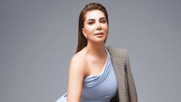 Şarkıcı Ebru Yaşar, diz kapağını kırdı