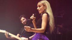 45’lik Gülşen, derin yırtmaçlı elbisesiyle şov yaptı