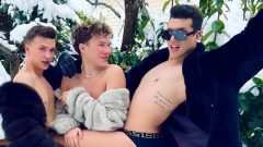 Kerimcan Durmaz ve arkadaşları iç çamaşırlarıyla kar pozu verdi