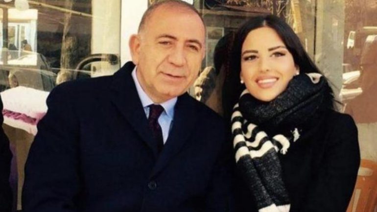 Gürsel Tekin’in spiker eşi Mehtap Özkan, pozlarıyla sosyal medyayı sallıyor