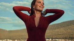 Aslı Bekiroğlu çıktığı defilede topuklu ayakkabının azizliğine uğradı