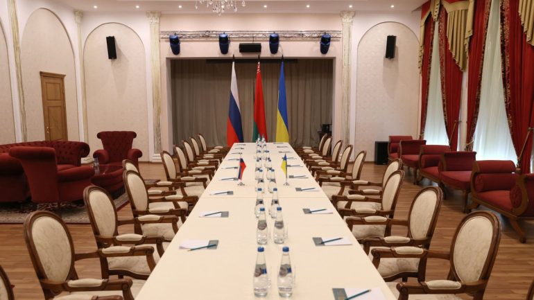 Dünyanın gözü bu müzakerede: Barış masası İstanbul’da kuruldu