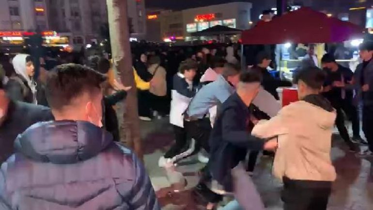 Pinhani konserinde kavga! Tekme ve yumruklar havada uçuştu