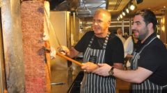 Ünlü oyuncu Samy Naceri tadına hayran kaldı! Dönerin başına geçti