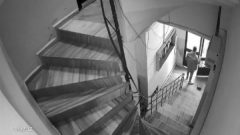 Kuryeden mide bulandıran hareket! Sipariş götürdüğü binaya idrarını yaptı!