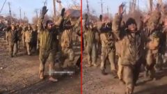 Dünya bu görüntüleri konuşuyor! 267 asker aynı anda düşman ordusuna teslim oldu