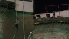 Maltepe’de tehlikeli anlar: Yan yatan gemiye girdi!