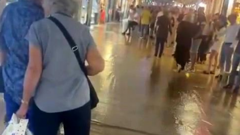 Görüntü tarihi Kapalı Çarşı’dan! Dükkanları su bastı, esnaf ekmeğini kurtarma peşinde