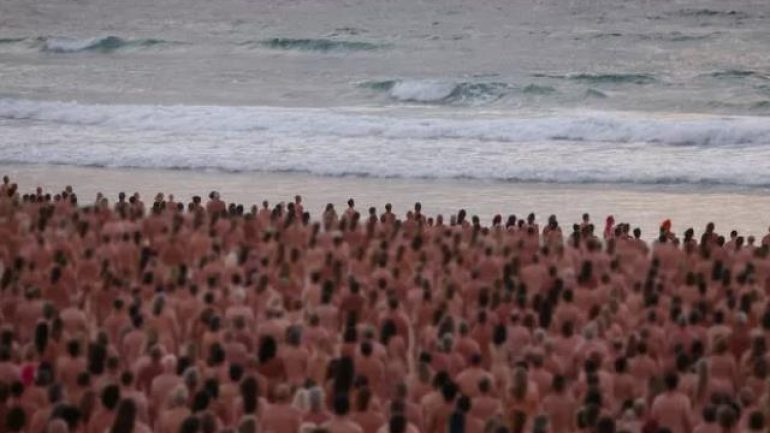 Binlerce kişi çırılçıplak sahile koştu! Hepsinin tek bir amacı var