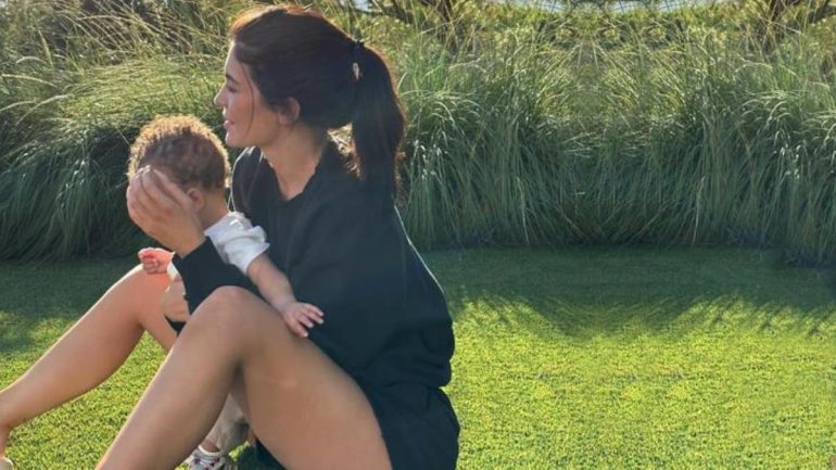 Kylie Jenner sır gibi sakladığı oğluyla paylaşım yaptı!