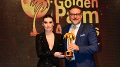 Yılın Kadın Tiyatro Oyuncusu – Burcu Kıratlı