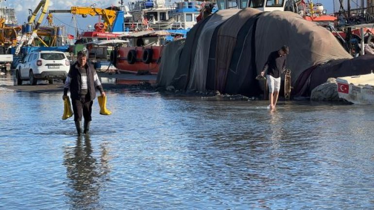 Önce deprem, sonra deniz taşması! Vatandaşın tedirgin olduğu İskenderun’da son durum böyle görüntülendi