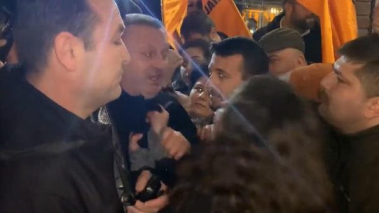 Halkevleri Genel Başkanı, polis memurunun yakasına yapıştı