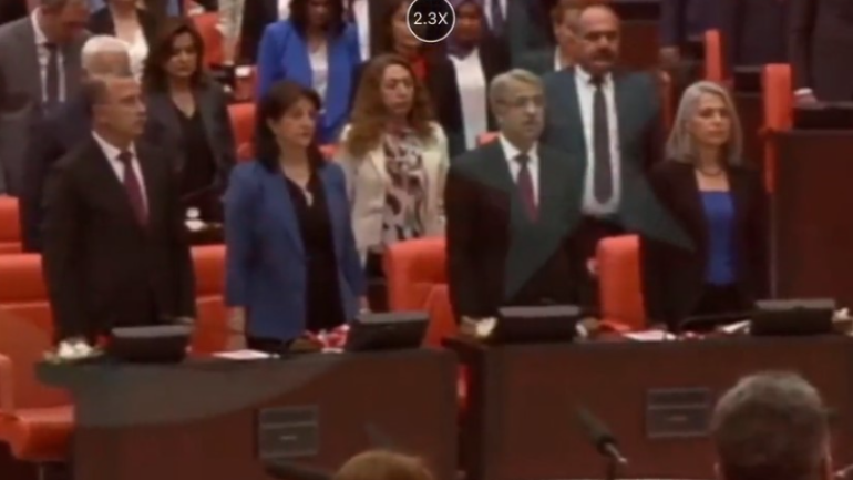 Yine aynı görüntü! HDP’liler Meclis açılışında İstiklal Marşı’nı okumadı