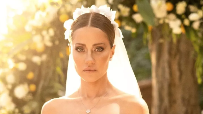 Derya Uluğ hayatında ilk kez gelinlik giydi